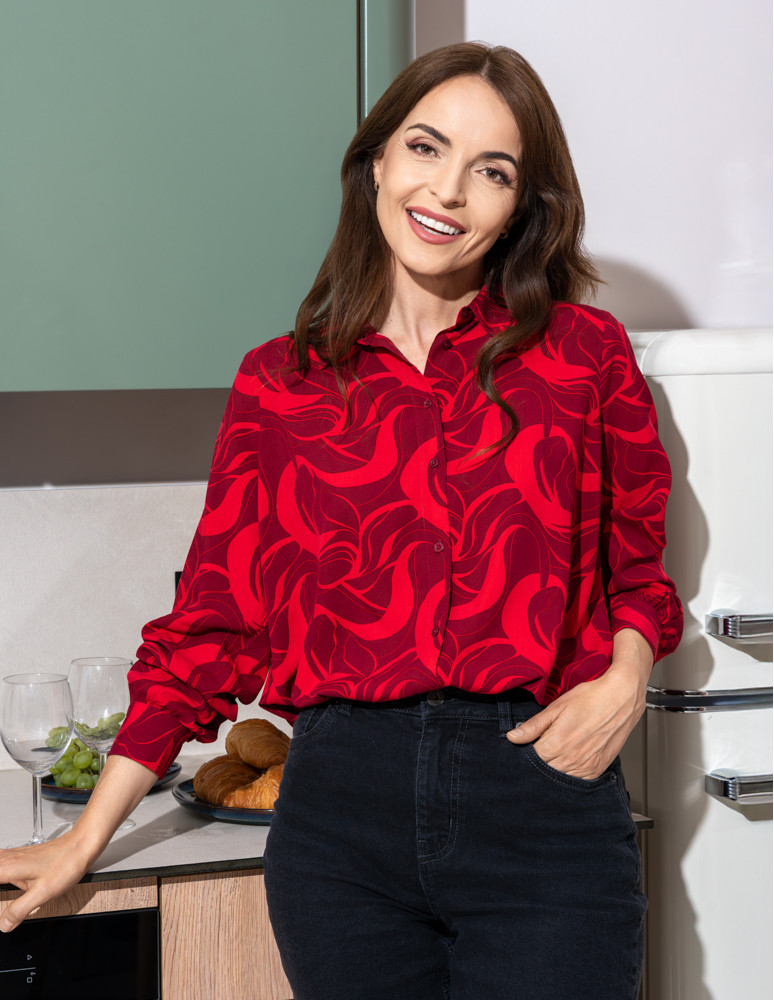 Koszula damska wiskozowa oversize z wydłużonym tyłem (Kolor: CZERWONY - Rozmiar: L/XL)