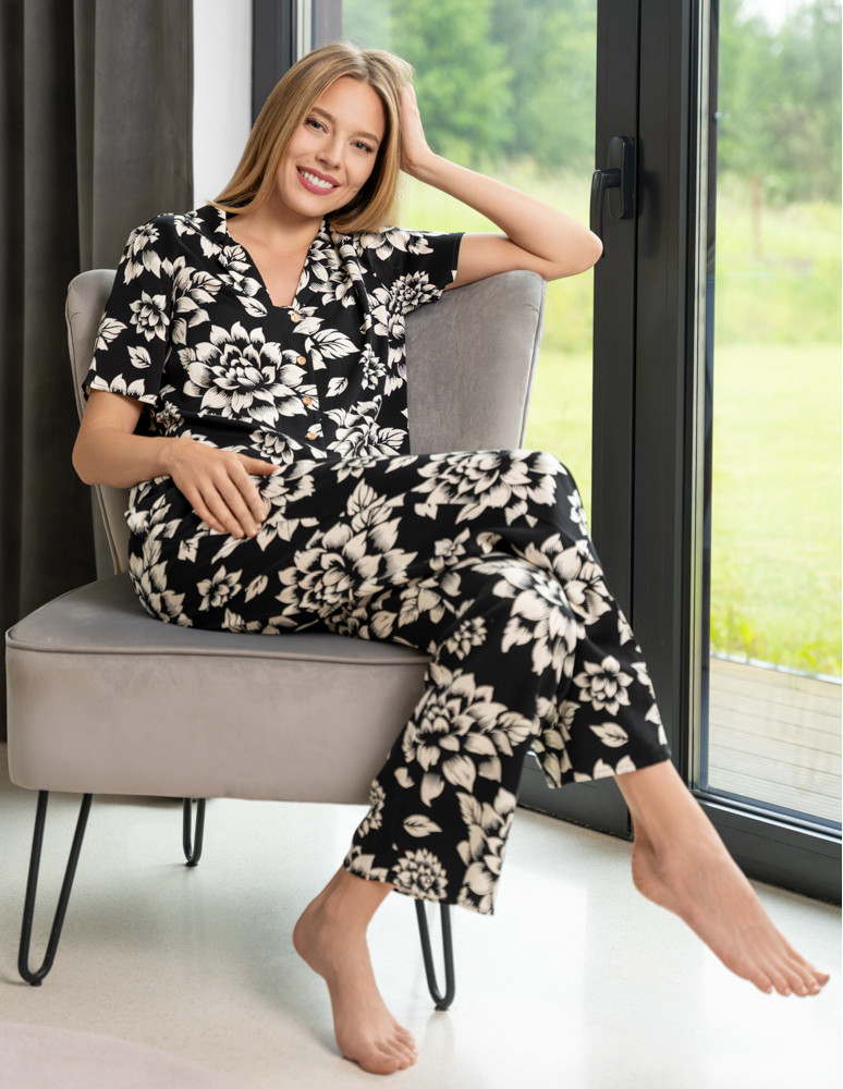 Piżama damska z krótkim rękawem wiskozowa w kwiaty (Kolor: CZARNY - Rozmiar: M)