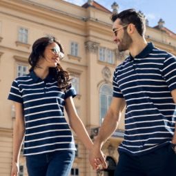 Koszulka polo w spodnie czy nie? Pomysły na modne stylizacje Koszulka polo w spodnie czy nie? Pomysły na modne stylizacje
