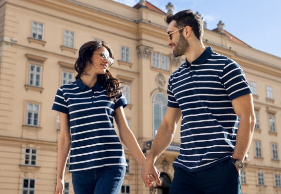 Koszulka polo w spodnie czy nie? Pomysły na modne stylizacje Koszulka polo w spodnie czy nie? Pomysły na modne stylizacje