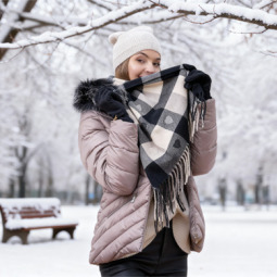 Modne akcesoria zimowe 2025 - poznaj kolory czapek i szalików, które warto nosić Modne akcesoria zimowe 2025 - poznaj kolory czapek i szalików, które warto nosić