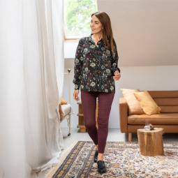 Czy przylegające spodnie nadal są modne? Trendy, stylizacje i porady modowe