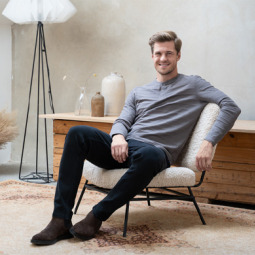 Jakie ubrania powinien mieć mężczyzna w swojej szafie w 2026 roku? Kompletny poradnik