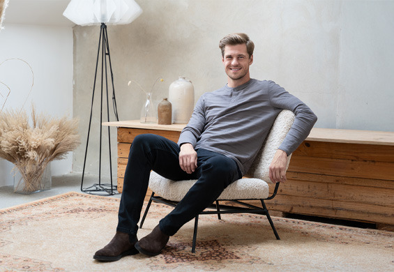 Jakie ubrania powinien mieć mężczyzna w swojej szafie w 2026 roku? Kompletny poradnik