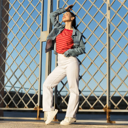 Jak nosić szerokie spodnie? Podpowiadamy Jak nosić szerokie spodnie? Podpowiadamy