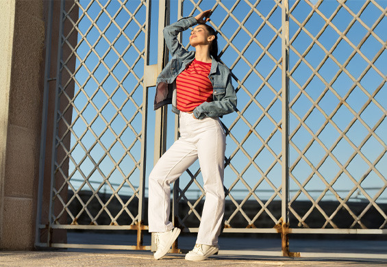 Jak nosić szerokie spodnie? Podpowiadamy