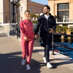 Co ubrać do spodni dresowych? 5 pomysłów na wygodne stylizacje