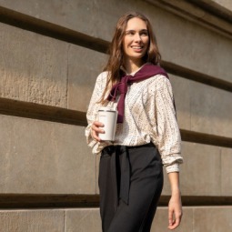 Odzież, która dotrzymuje Ci kroku – jak połączyć komfort, swobodę ruchów i styl na co dzień?