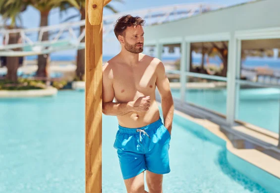 Męska kolekcja plażowa – co powinieneś mieć w swojej szafie?