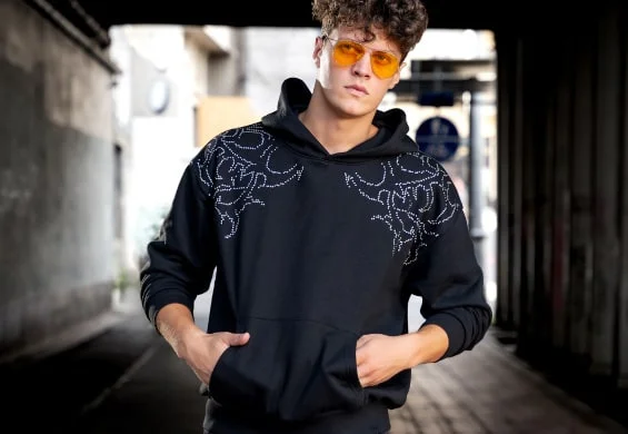 Jak nosić bluzy? Polecane stylizacje dla niej i dla niego