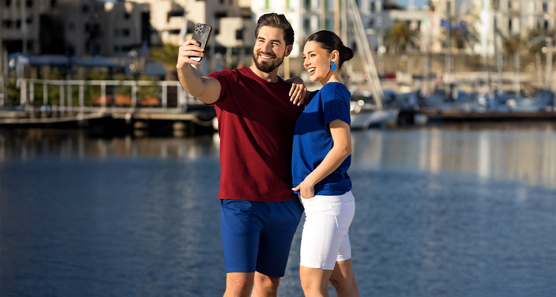 Stylizacje z szortami na lato — top 5 propozycji na każdą okazję