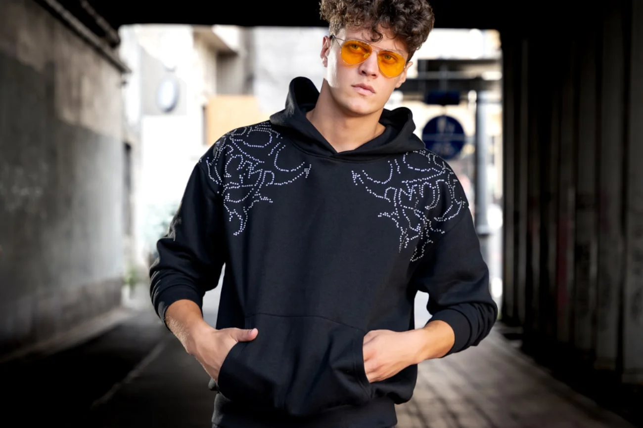 Jak nosić bluzy? Polecane stylizacje dla niej i dla niego Jak nosić bluzy? Polecane stylizacje dla niej i dla niego